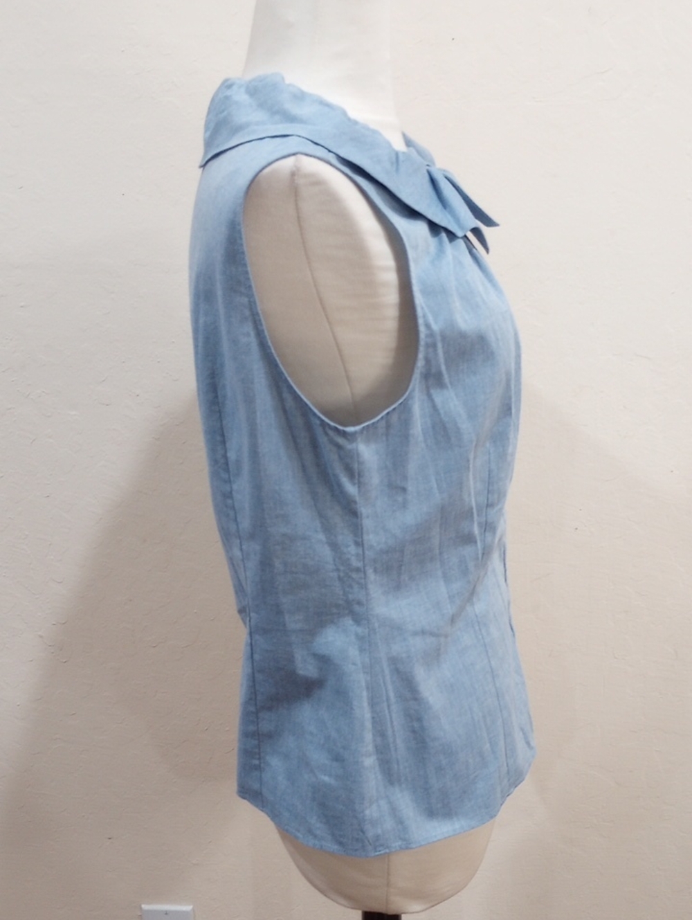 Lafayette 148 Blue Button Front Sleeveless Cotton Blouse Ruffled Collar, Size 8 - Picture 7 of 10